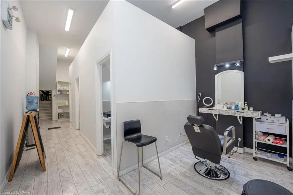 910 Bloor Street W