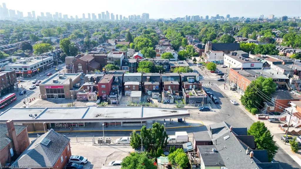 910 Bloor Street W
