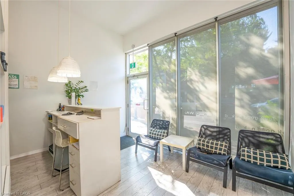 910 Bloor Street W