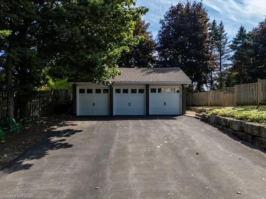 196 Dundas Street E