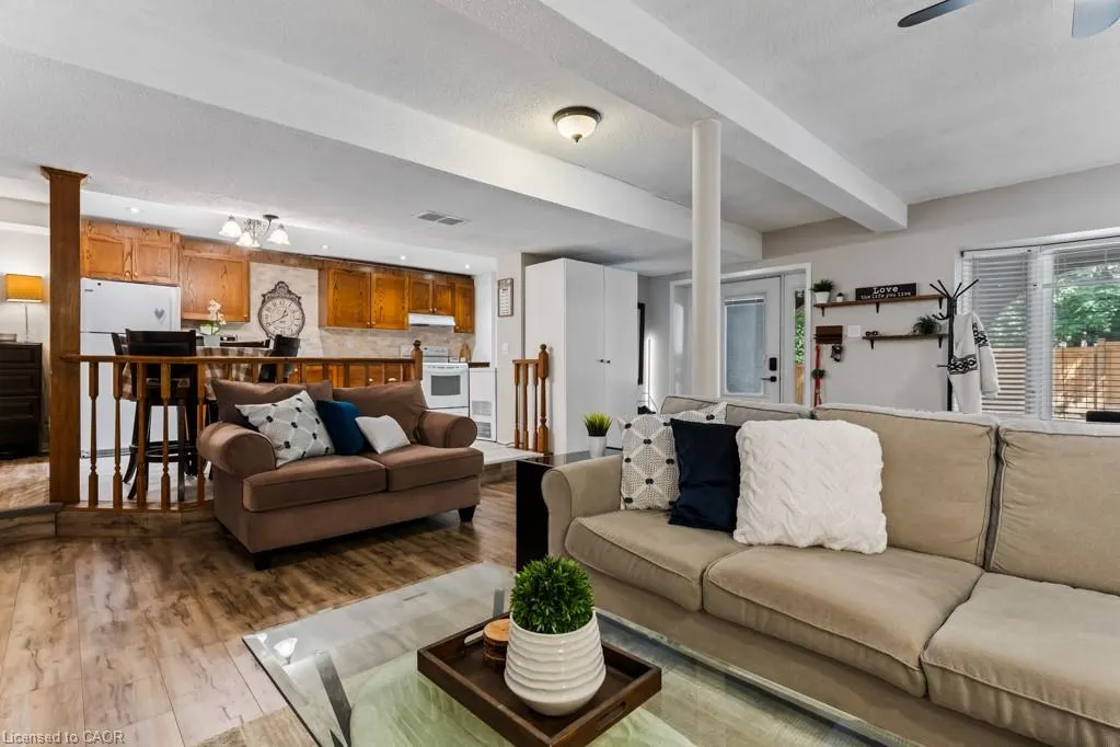 196 Dundas Street E