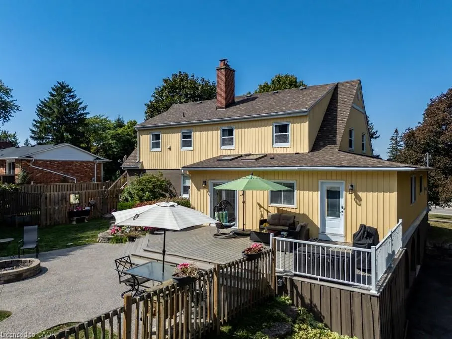 196 Dundas Street E