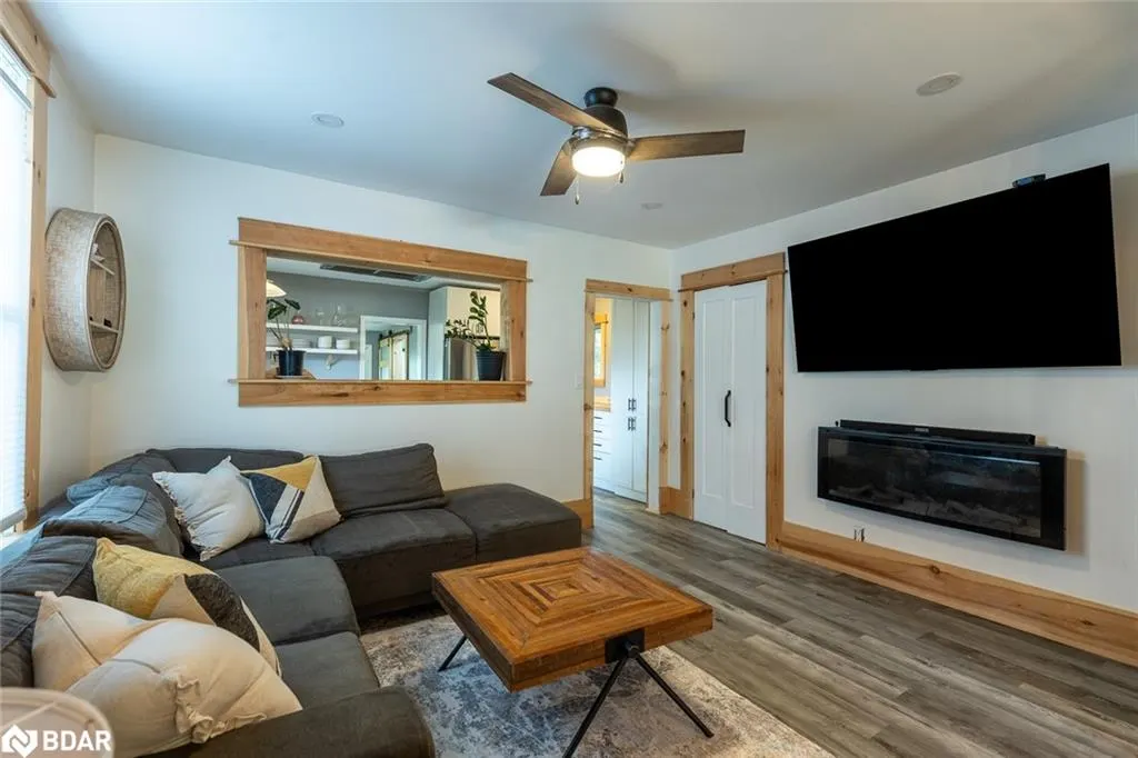 109 Borland Street E