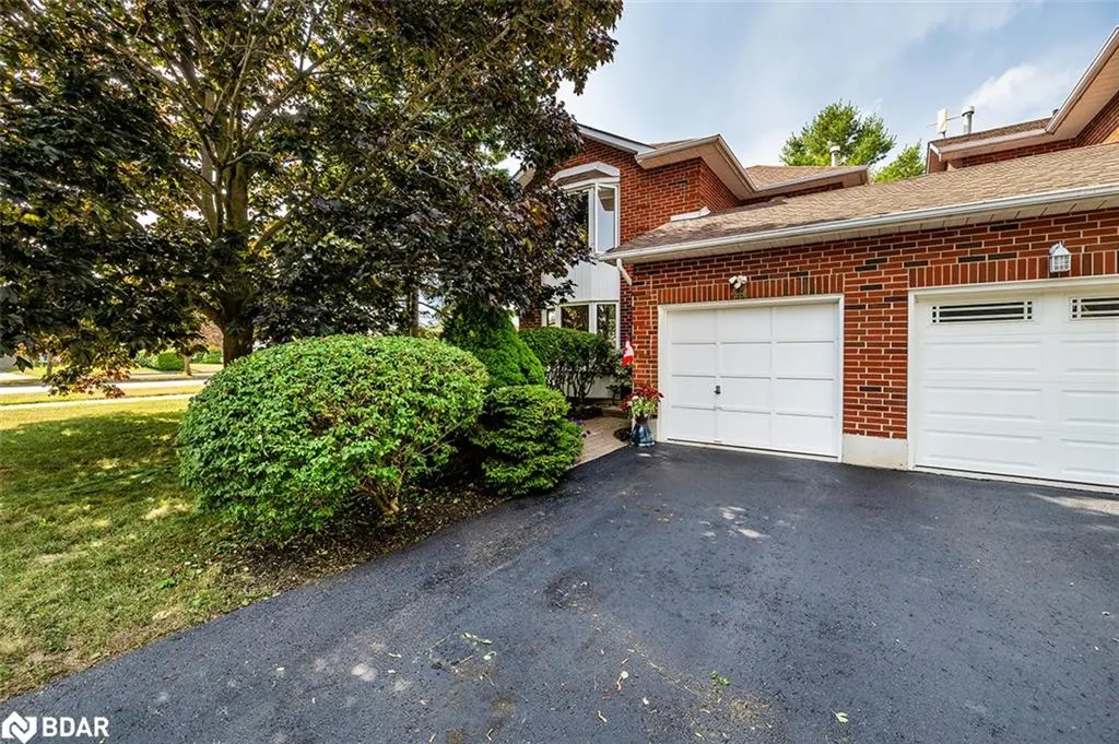 44 Hewitt Crescent