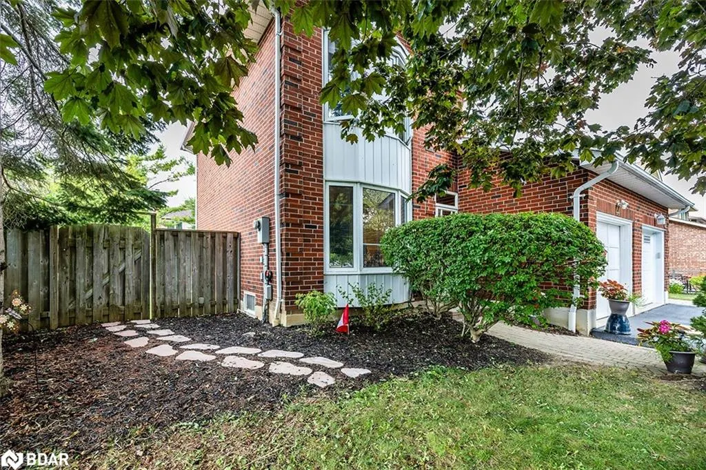 44 Hewitt Crescent