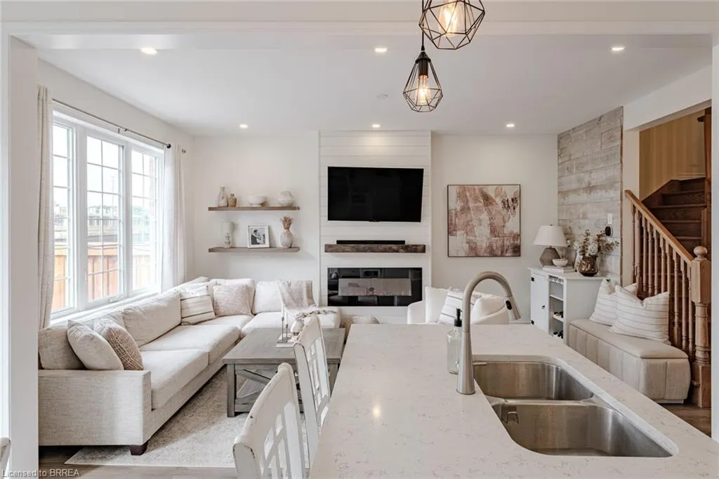 1214 Rose Way