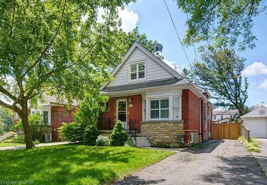 122 Queensdale Avenue E