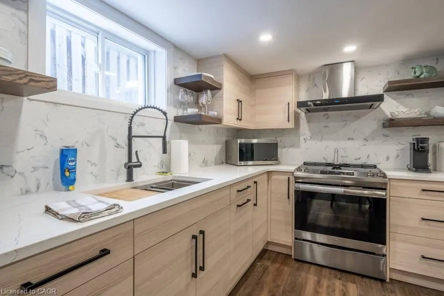 122 Queensdale Avenue E