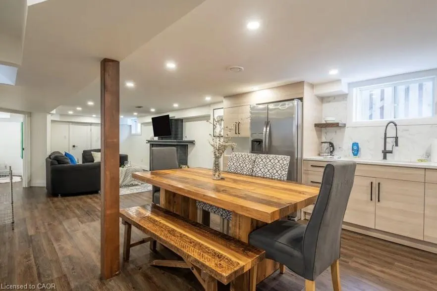 122 Queensdale Avenue E