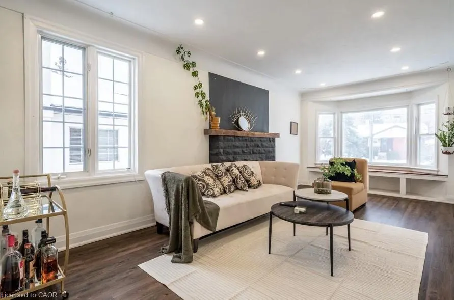 122 Queensdale Avenue E
