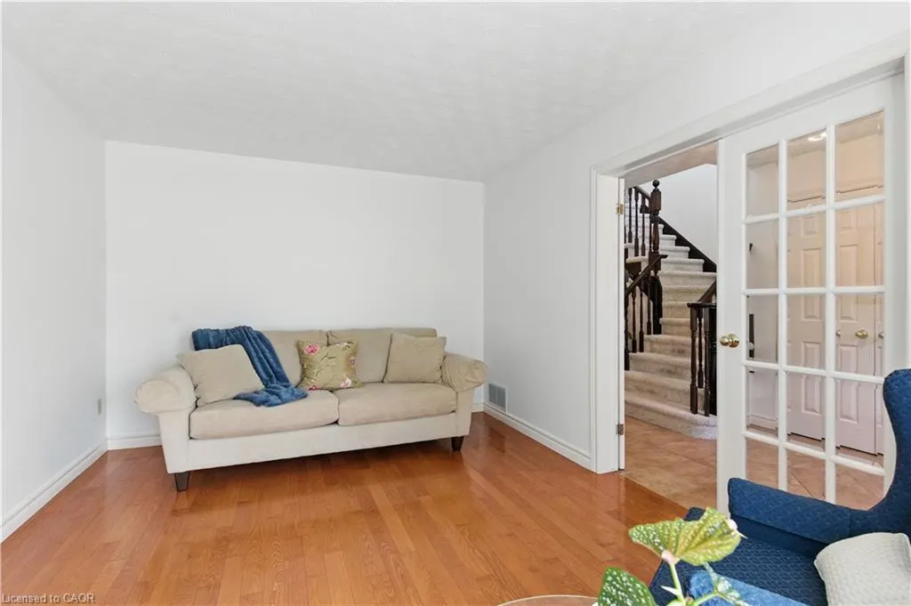 10 Shadowdale Drive