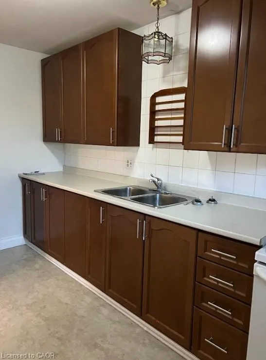3 Robinson Street N, #1