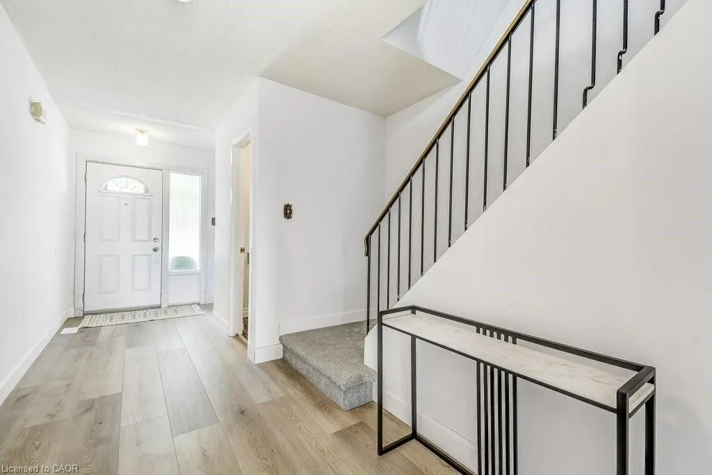 581 College Avenue W