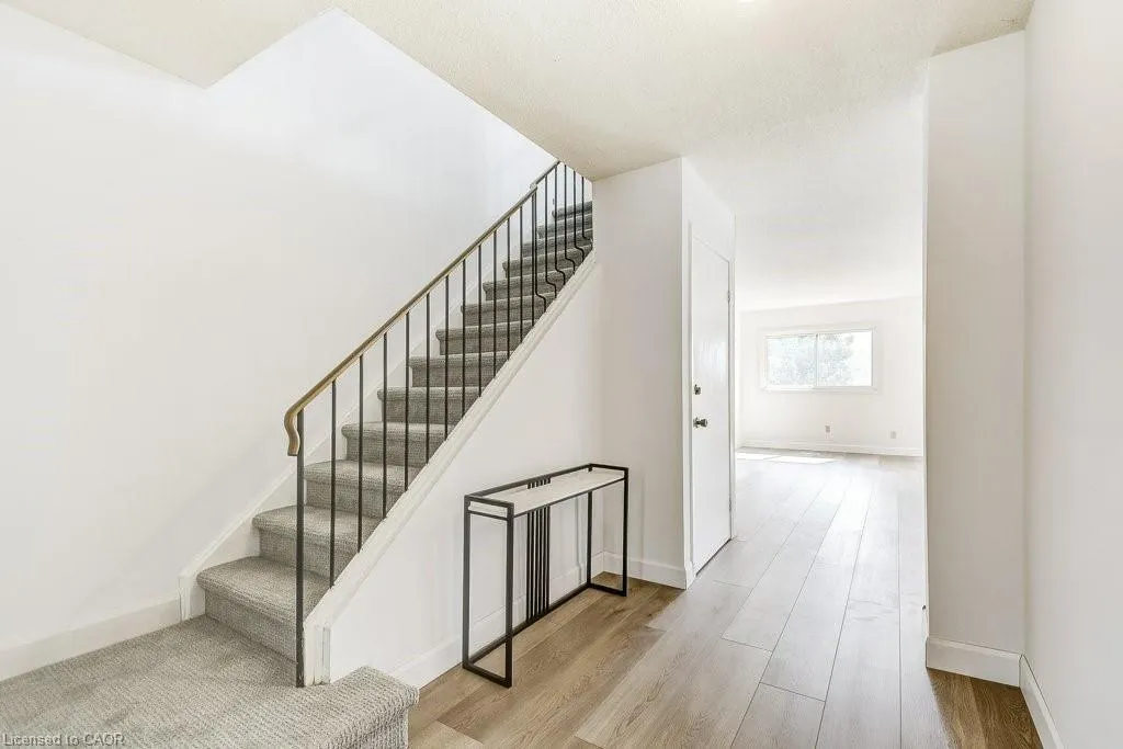 581 College Avenue W