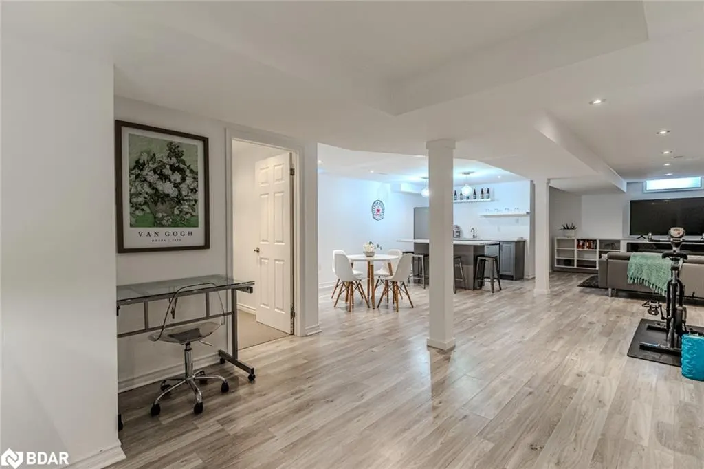 64 Lake Crescent