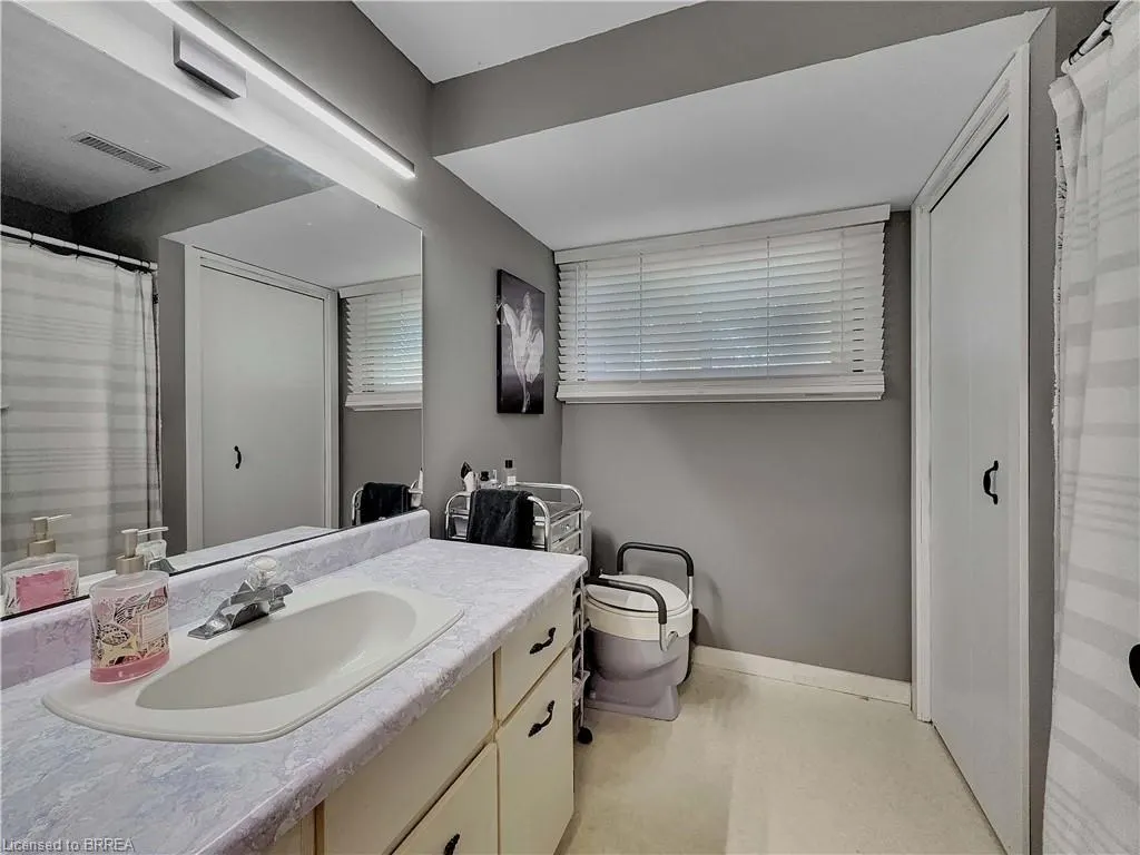 46 Davis Street W