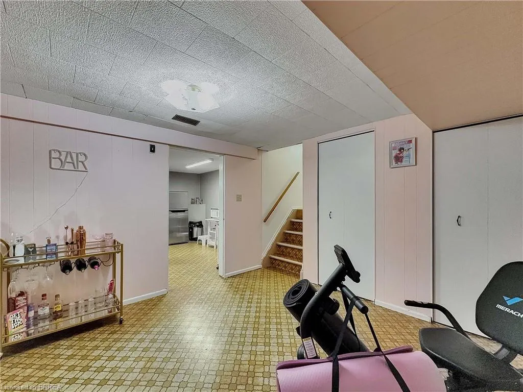 46 Davis Street W