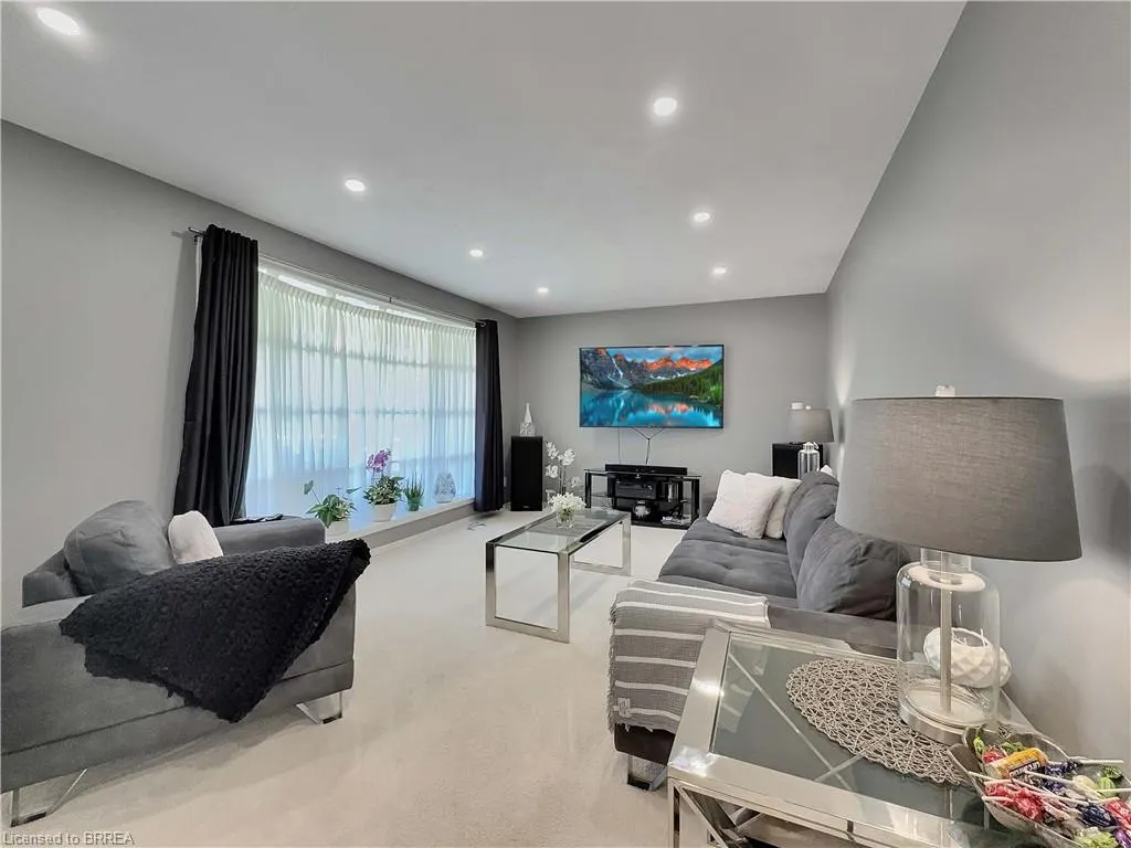 46 Davis Street W