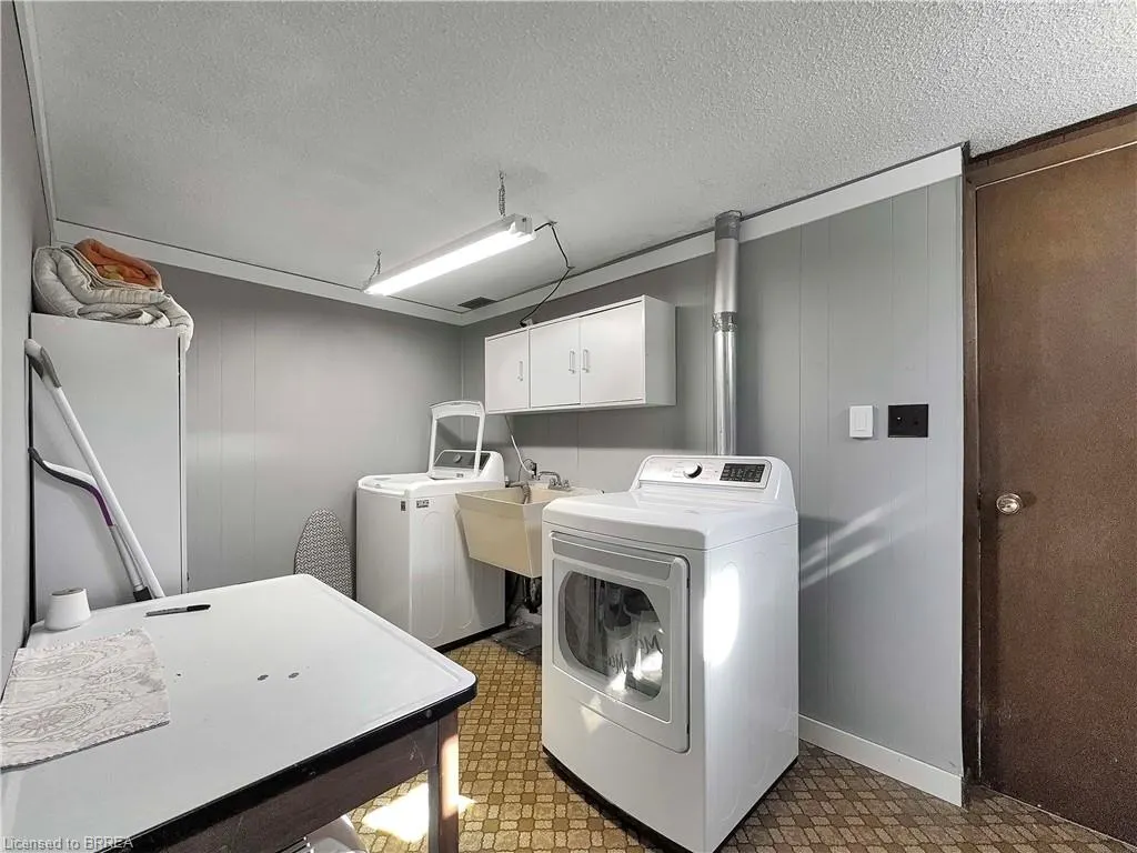 46 Davis Street W