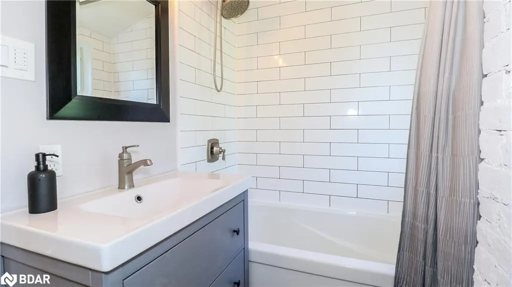156 Nelson Street W
