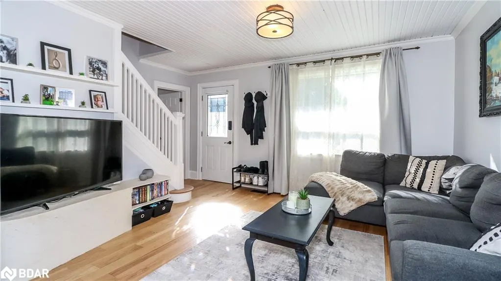 156 Nelson Street W