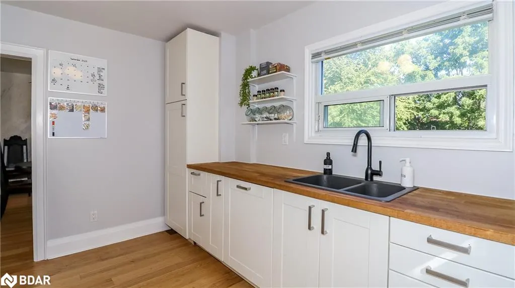 156 Nelson Street W