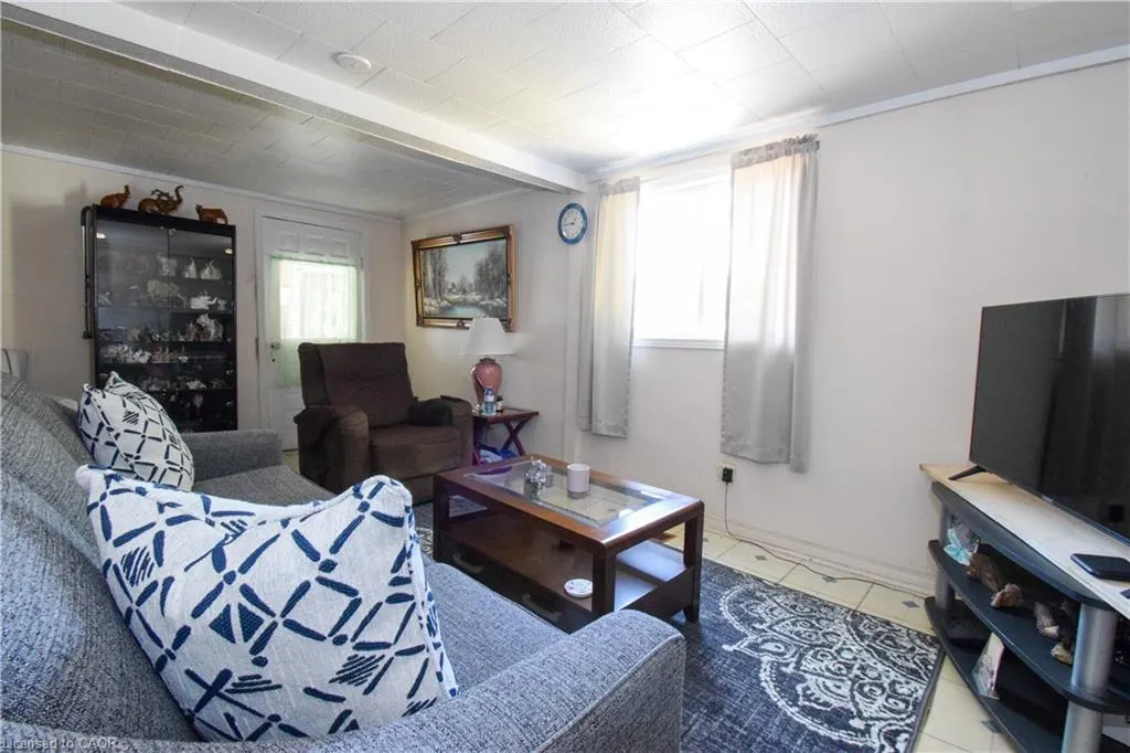 121 Cross Street E