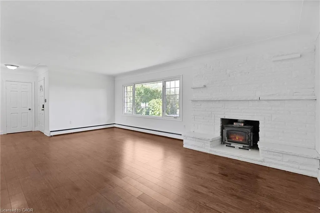 585 Fifth Road E
