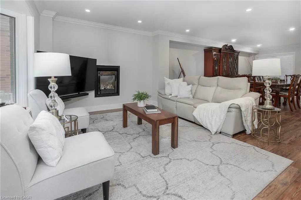 3770 Forest Bluff Crescent