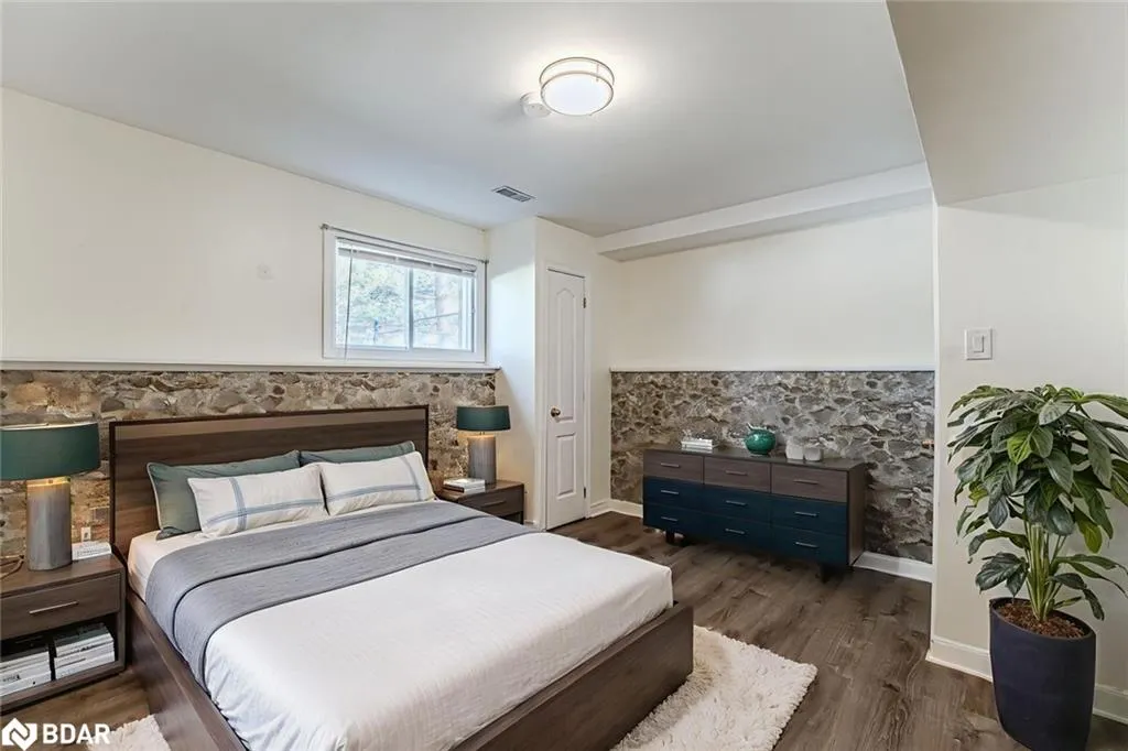 239 Simcoe Street