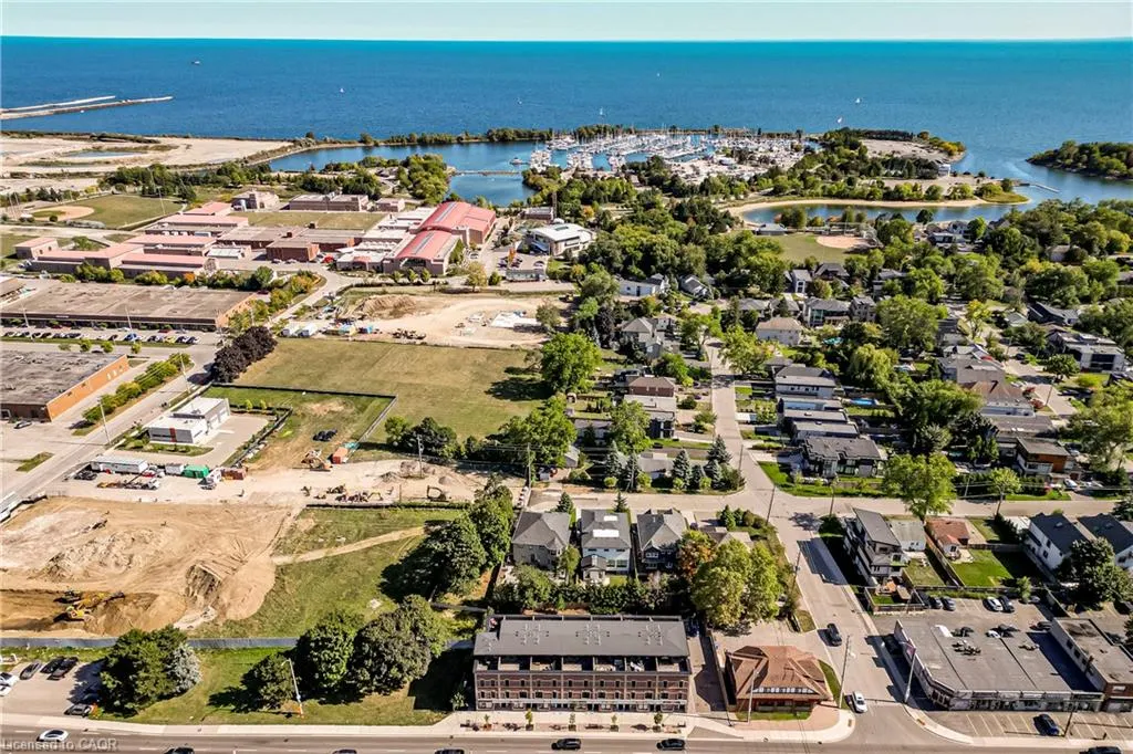 760 Lakeshore Road E, #207