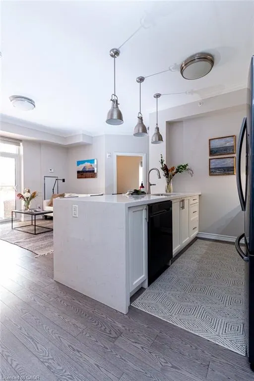 81 Robinson Street, #203