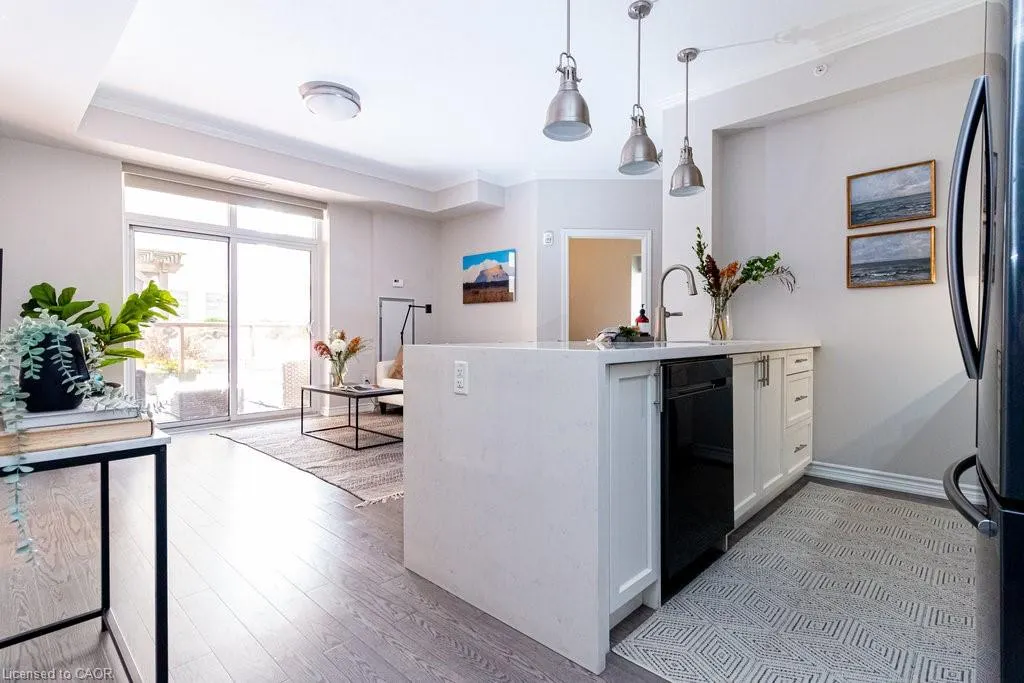81 Robinson Street, #203