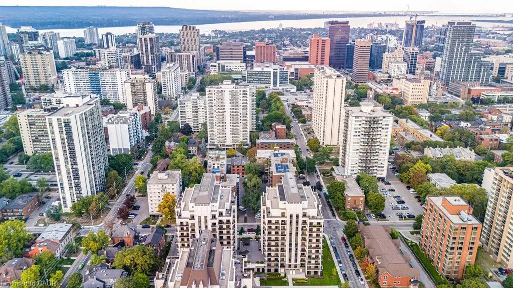 81 Robinson Street, #203