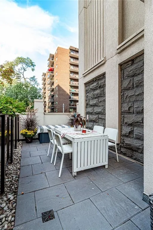 81 Robinson Street, #203