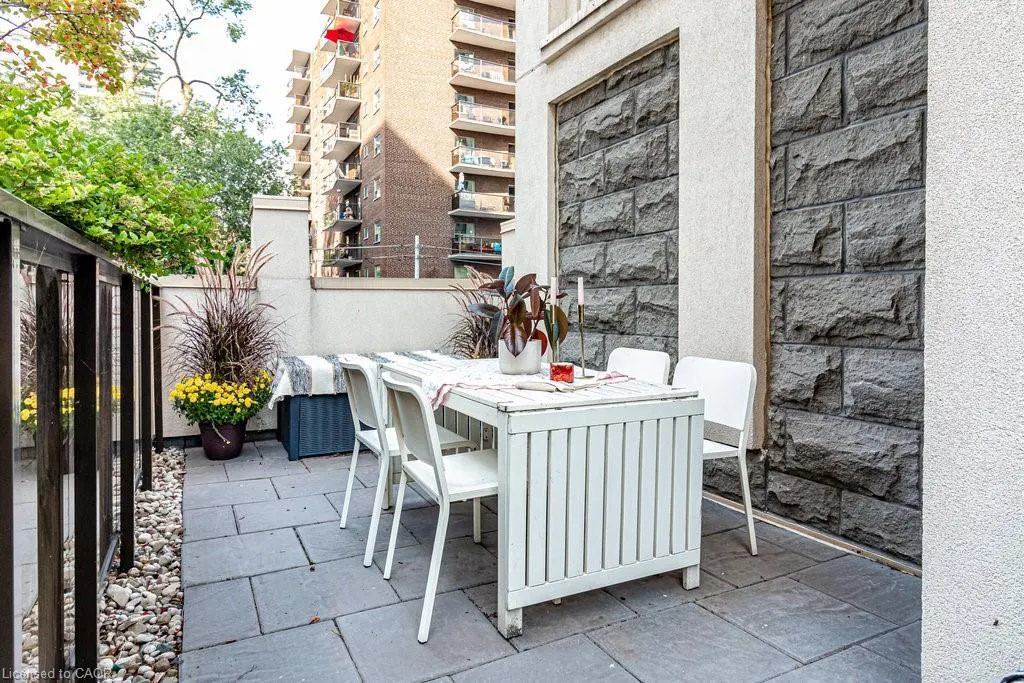 81 Robinson Street, #203