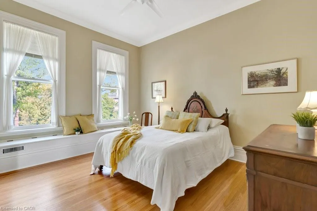 30 Lorne Crescent
