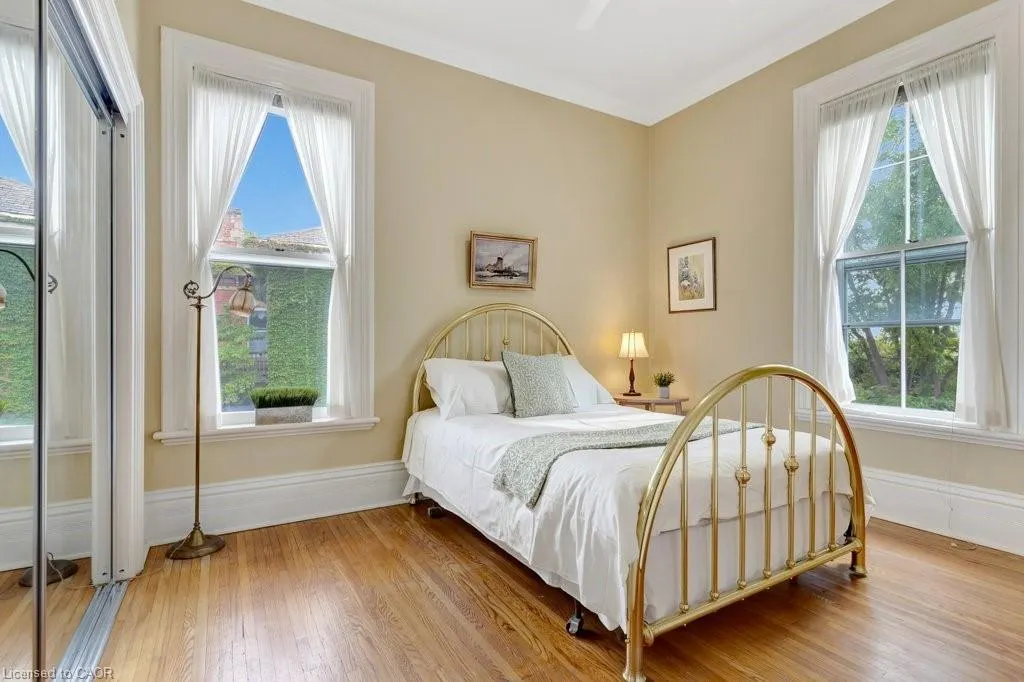 30 Lorne Crescent