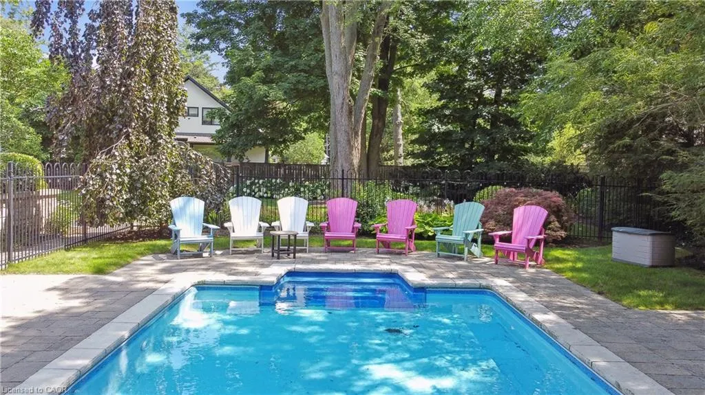 1267 Cumnock Crescent