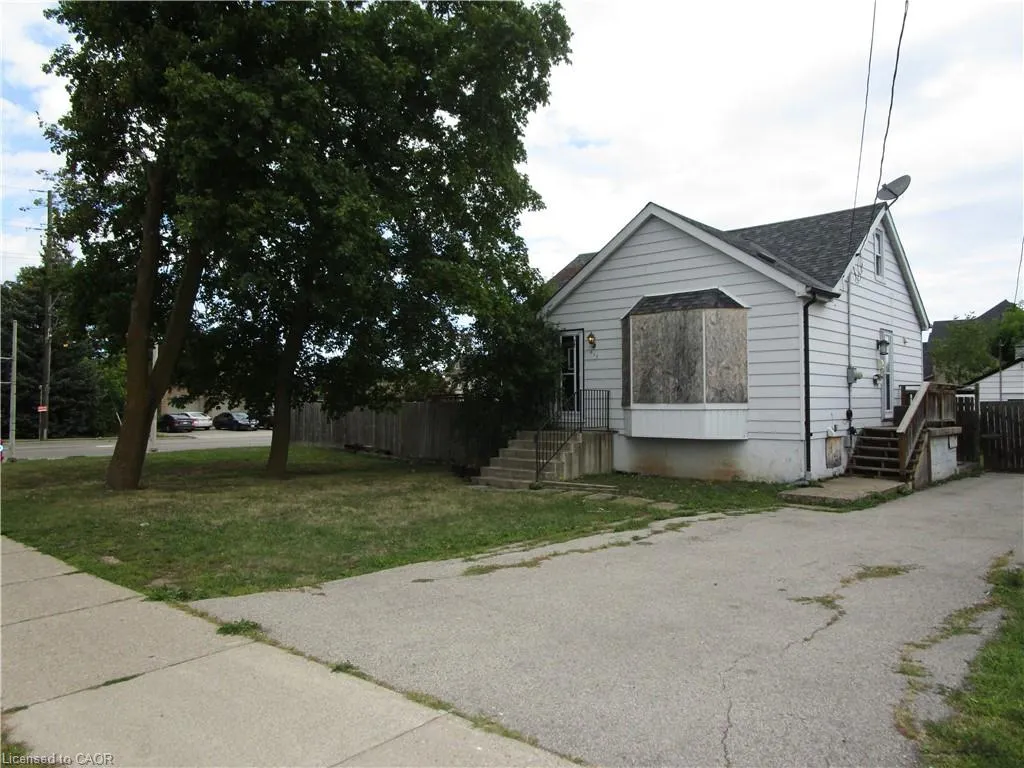 411-413 Highway 8