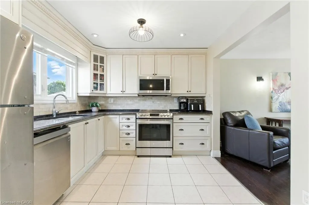 289 East 25th Street