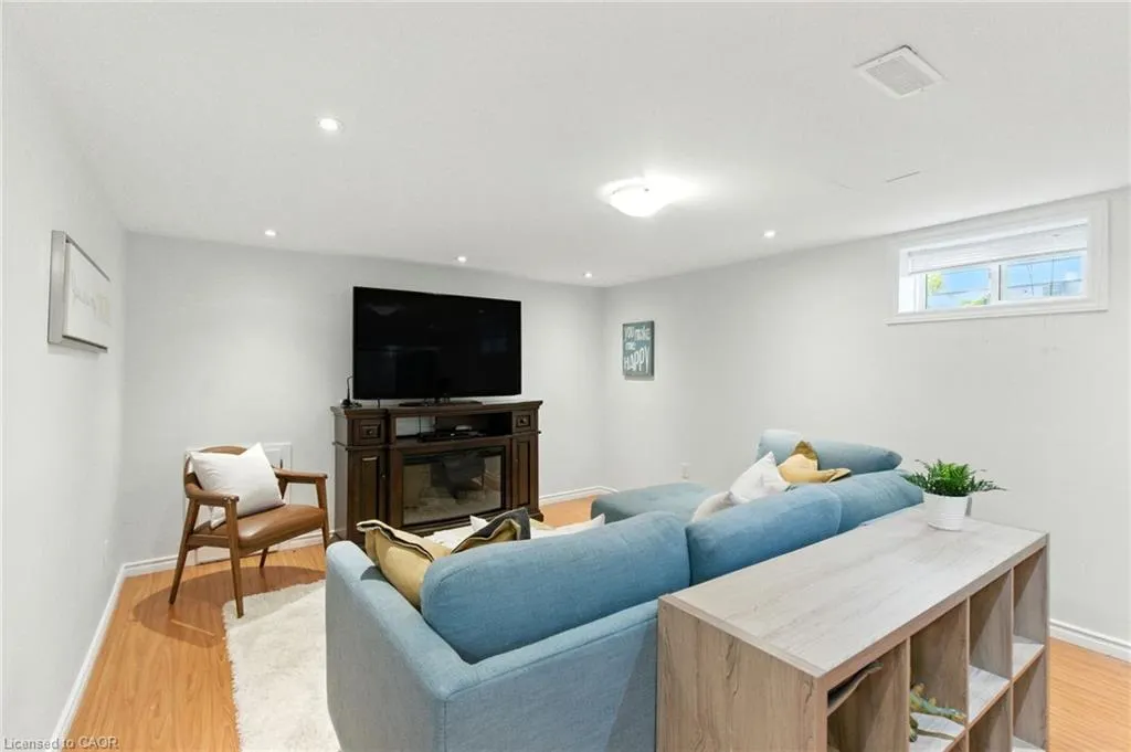 289 East 25th Street