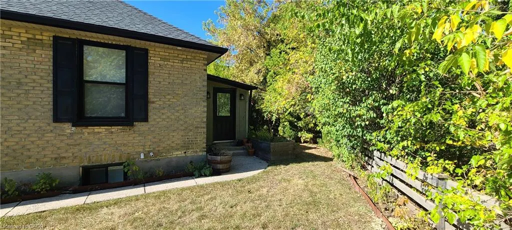 2 Esson Street
