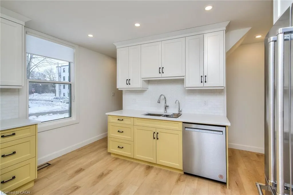 2 Esson Street