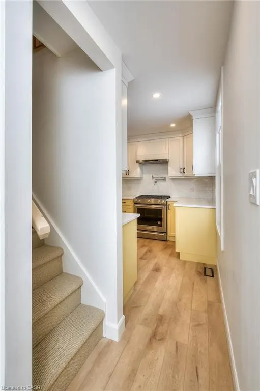 2 Esson Street
