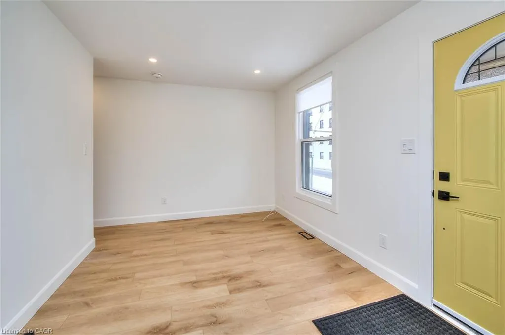 2 Esson Street