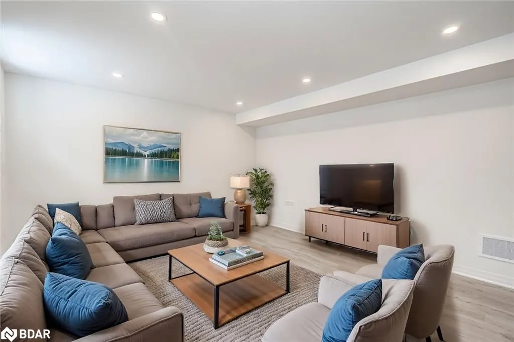 112 West Oak Trail