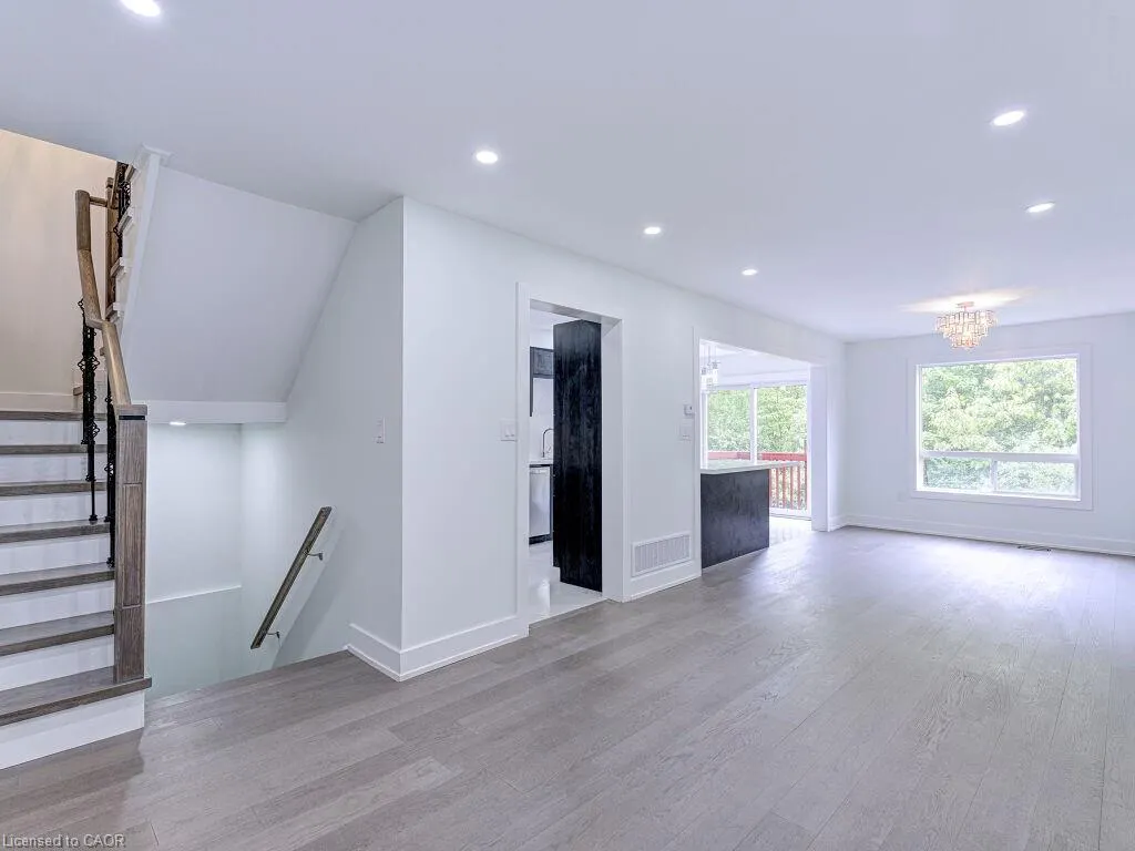 373 Ravineview Way