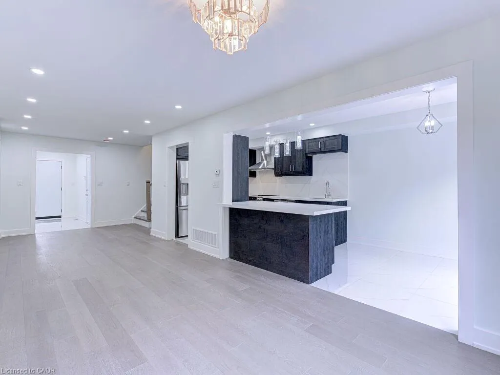 373 Ravineview Way
