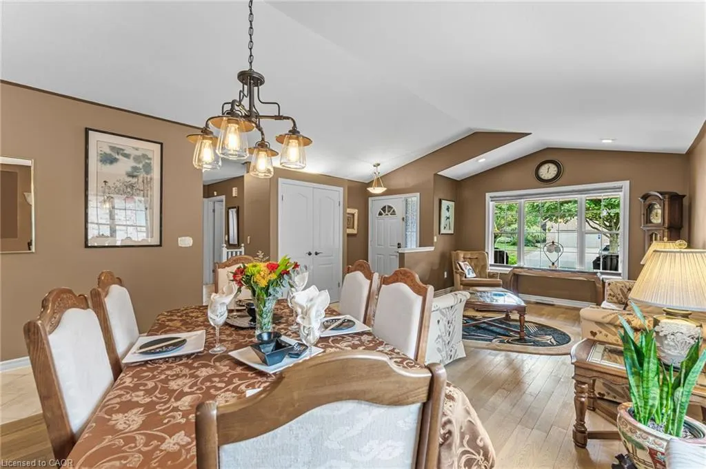 8 Oakridge Boulevard
